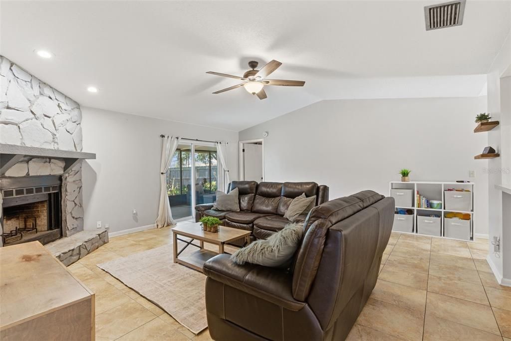 Под контрактом: $324,900 (3 спален, 2 ванн, 1436 Квадратных фут)