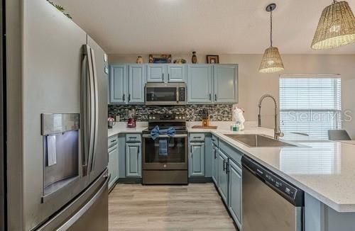 На продажу: $415,000 (4 спален, 2 ванн, 2018 Квадратных фут)