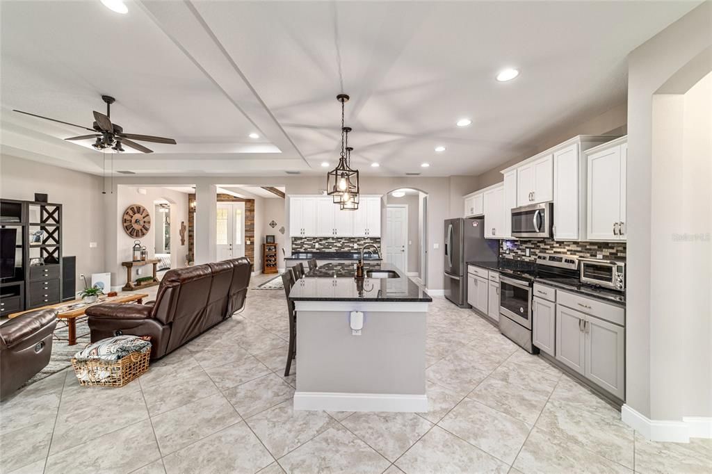 En Venta: $589,900 (4 camas, 3 baños, 2552 Pies cuadrados)