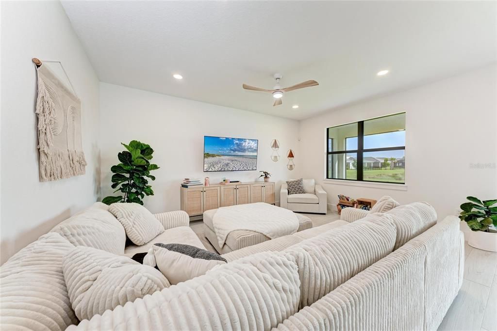 Activo con contrato: $659,900 (4 camas, 3 baños, 2549 Pies cuadrados)