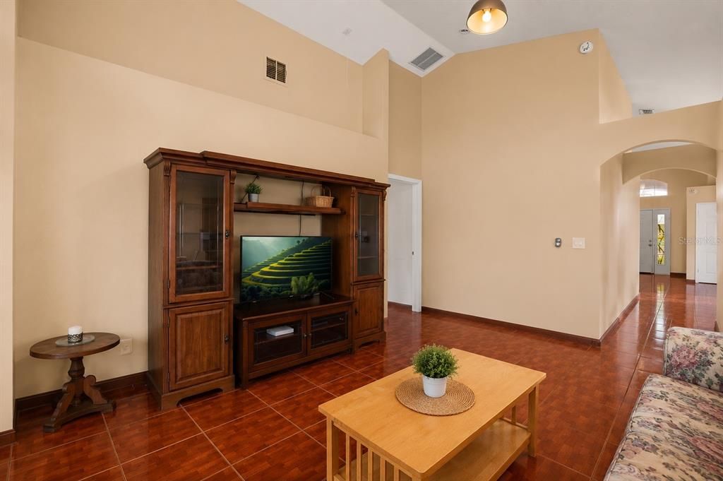 Activo con contrato: $330,000 (4 camas, 2 baños, 1886 Pies cuadrados)