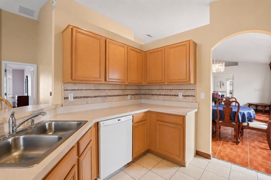 Activo con contrato: $330,000 (4 camas, 2 baños, 1886 Pies cuadrados)