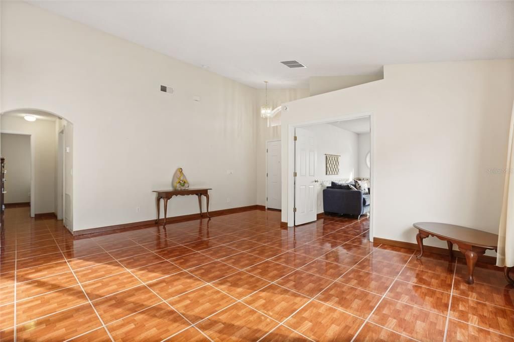 Activo con contrato: $330,000 (4 camas, 2 baños, 1886 Pies cuadrados)
