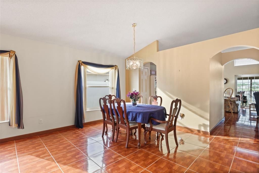Activo con contrato: $330,000 (4 camas, 2 baños, 1886 Pies cuadrados)