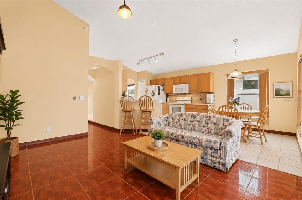 Activo con contrato: $330,000 (4 camas, 2 baños, 1886 Pies cuadrados)