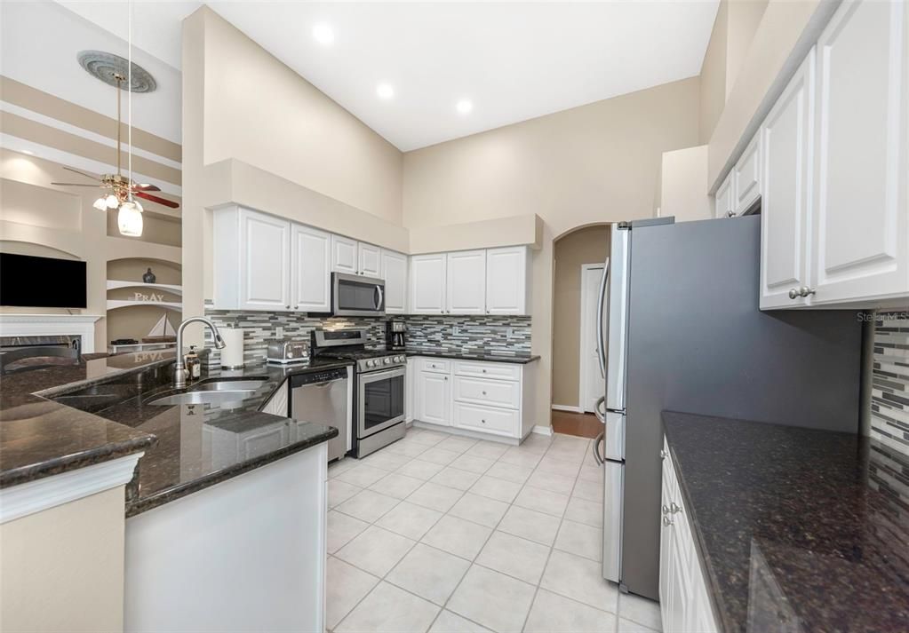Activo con contrato: $830,000 (4 camas, 3 baños, 2610 Pies cuadrados)