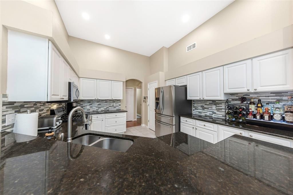 Activo con contrato: $830,000 (4 camas, 3 baños, 2610 Pies cuadrados)