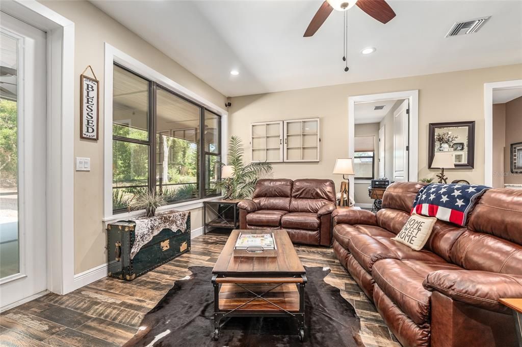 En Venta: $999,999 (3 camas, 2 baños, 1666 Pies cuadrados)