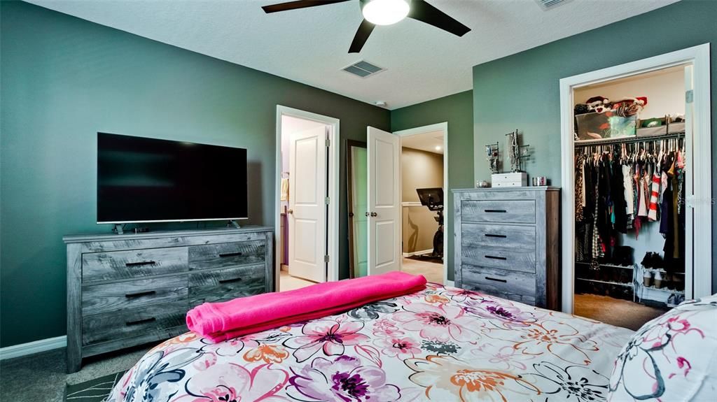 Active With Contract: $239,000 (3 beds, 2 baths, 1407 Square Feet)