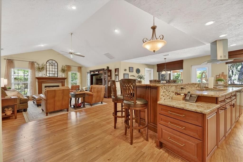 Activo con contrato: $665,000 (4 camas, 3 baños, 2766 Pies cuadrados)