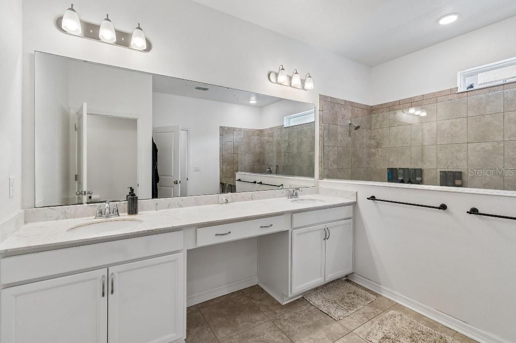 En Venta: $574,999 (5 camas, 3 baños, 3222 Pies cuadrados)