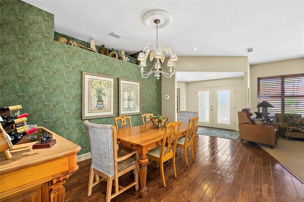 Activo con contrato: $549,900 (3 camas, 2 baños, 1793 Pies cuadrados)