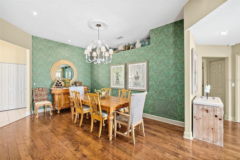 Activo con contrato: $549,900 (3 camas, 2 baños, 1793 Pies cuadrados)