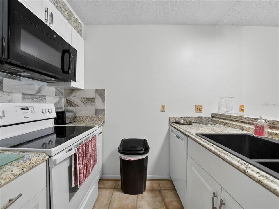 На продажу: $125,000 (2 спален, 1 ванн, 840 Квадратных фут)