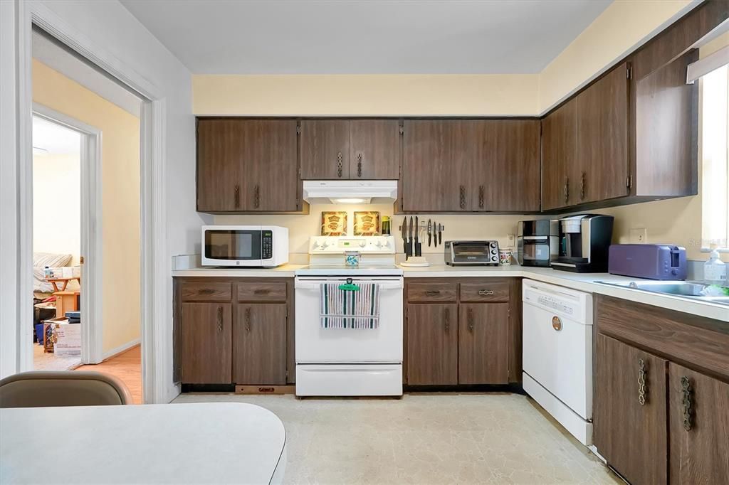 Active With Contract: $317,000 (3 beds, 2 baths, 1280 Square Feet)