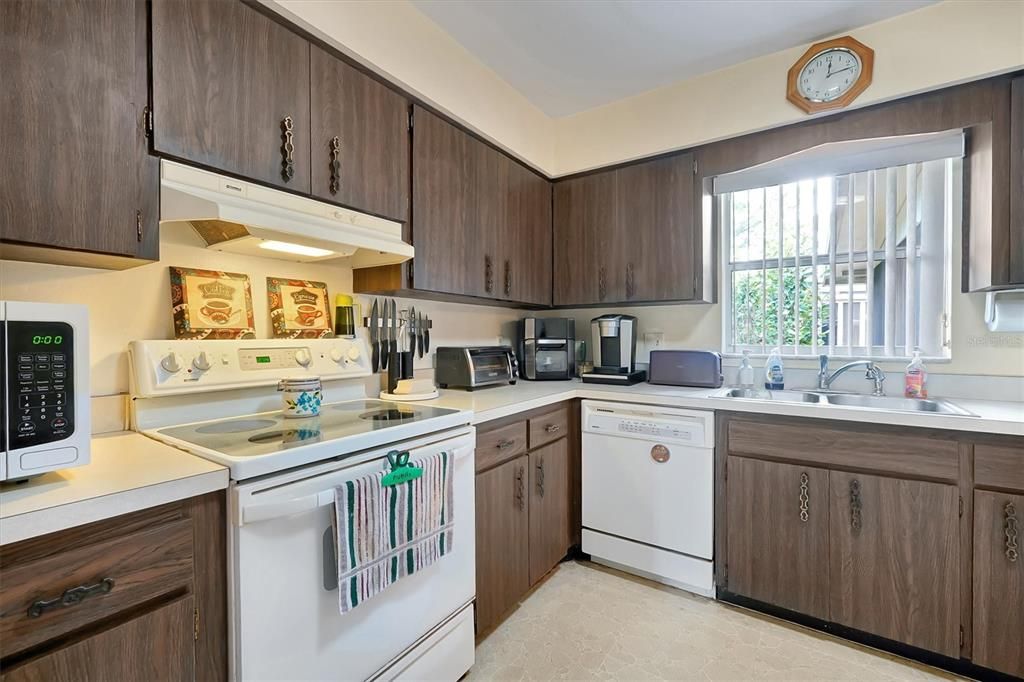 Active With Contract: $317,000 (3 beds, 2 baths, 1280 Square Feet)