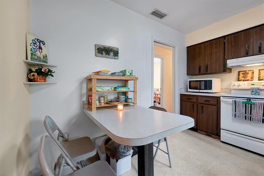 Active With Contract: $317,000 (3 beds, 2 baths, 1280 Square Feet)