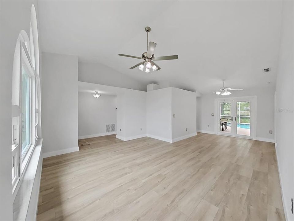 Activo con contrato: $367,500 (3 camas, 3 baños, 1777 Pies cuadrados)
