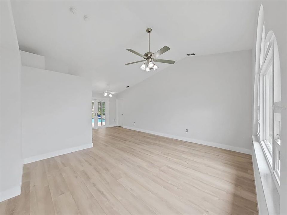 Activo con contrato: $367,500 (3 camas, 3 baños, 1777 Pies cuadrados)