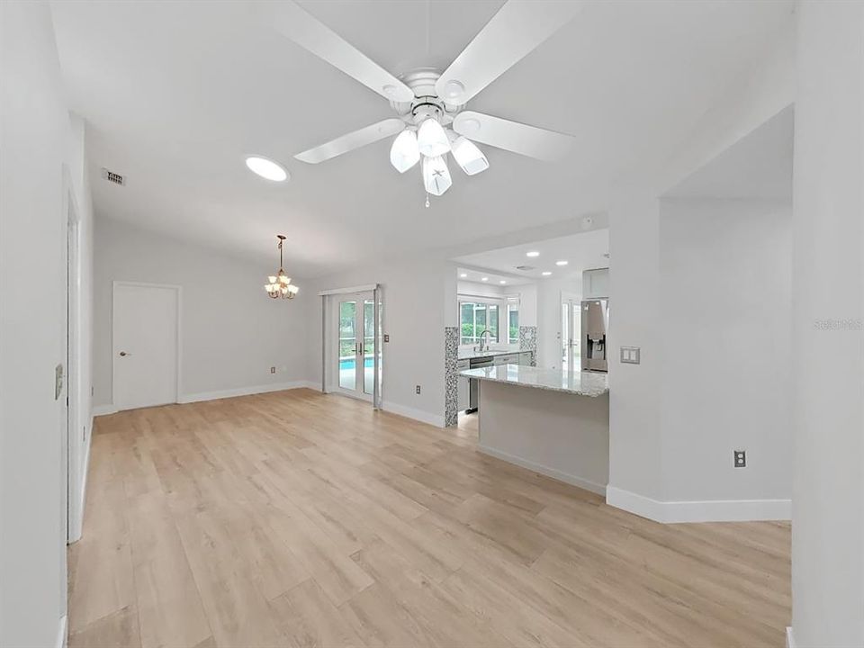 Activo con contrato: $367,500 (3 camas, 3 baños, 1777 Pies cuadrados)