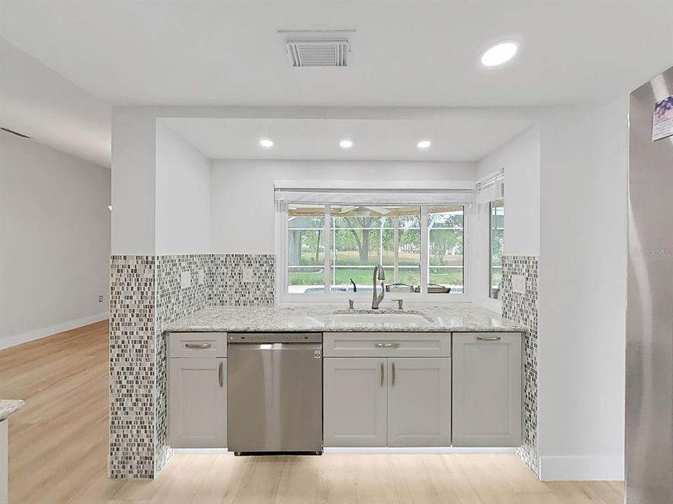 Activo con contrato: $367,500 (3 camas, 3 baños, 1777 Pies cuadrados)