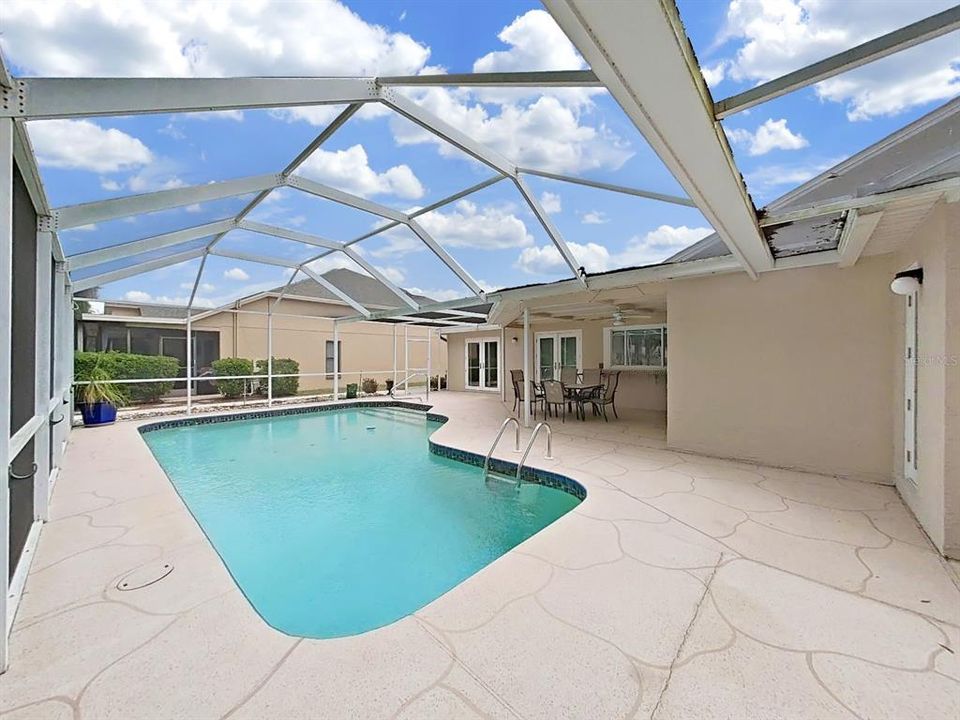 Activo con contrato: $367,500 (3 camas, 3 baños, 1777 Pies cuadrados)