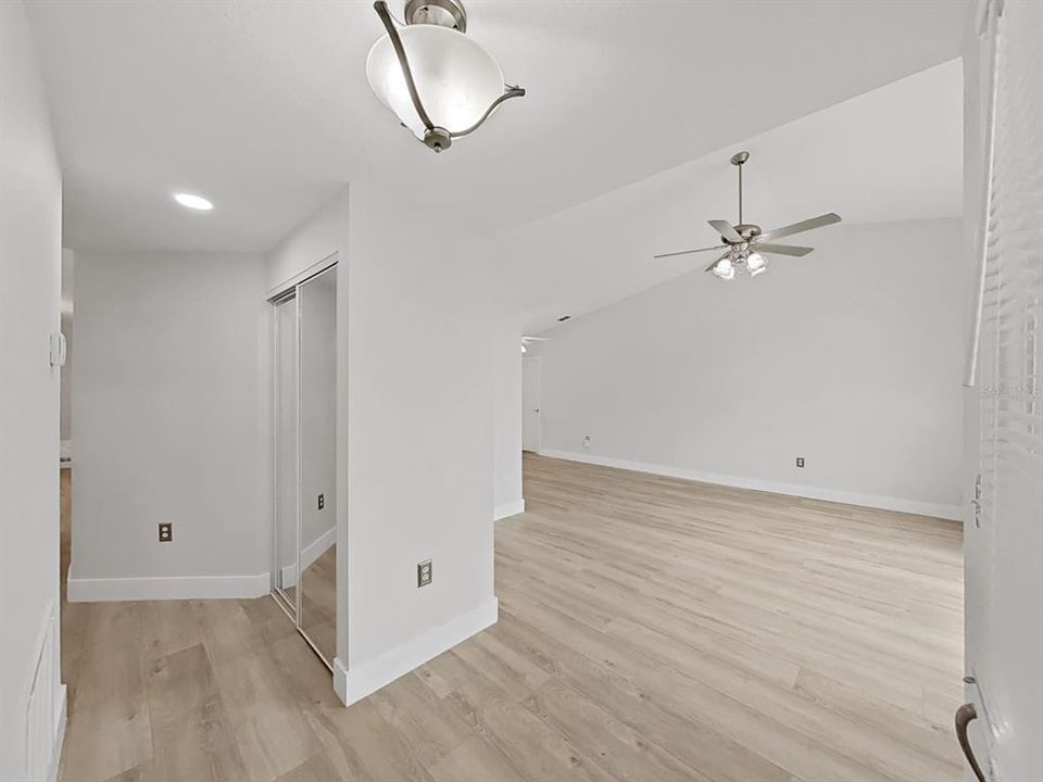Activo con contrato: $367,500 (3 camas, 3 baños, 1777 Pies cuadrados)