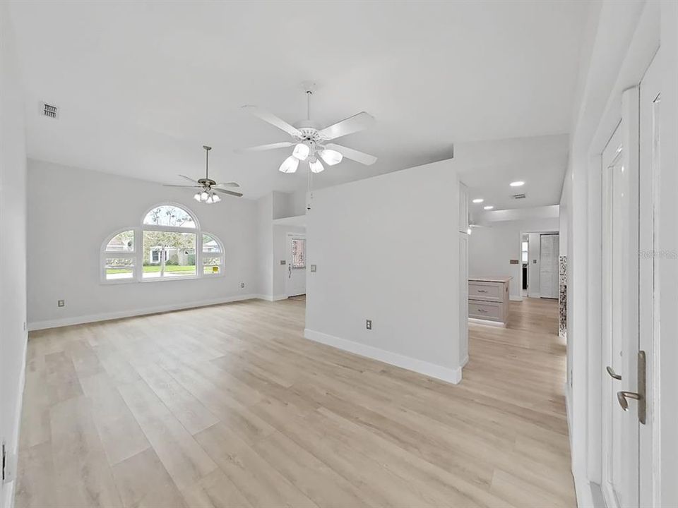 Activo con contrato: $367,500 (3 camas, 3 baños, 1777 Pies cuadrados)