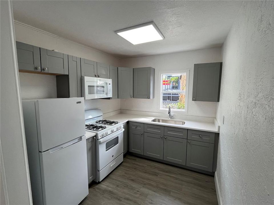 Active With Contract: $1,200 (1 beds, 1 baths, 800 Square Feet)