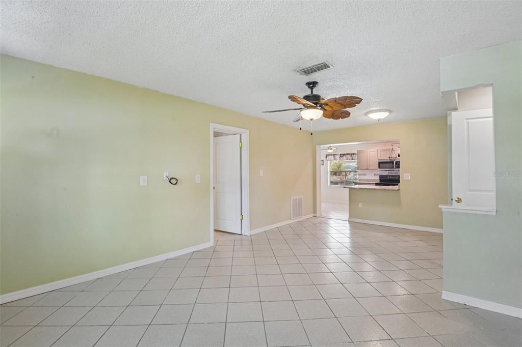 For Sale: $385,000 (2 beds, 2 baths, 1128 Square Feet)