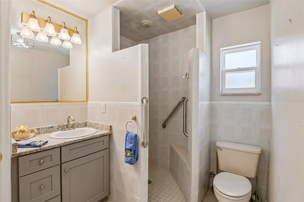For Sale: $385,000 (2 beds, 2 baths, 1128 Square Feet)
