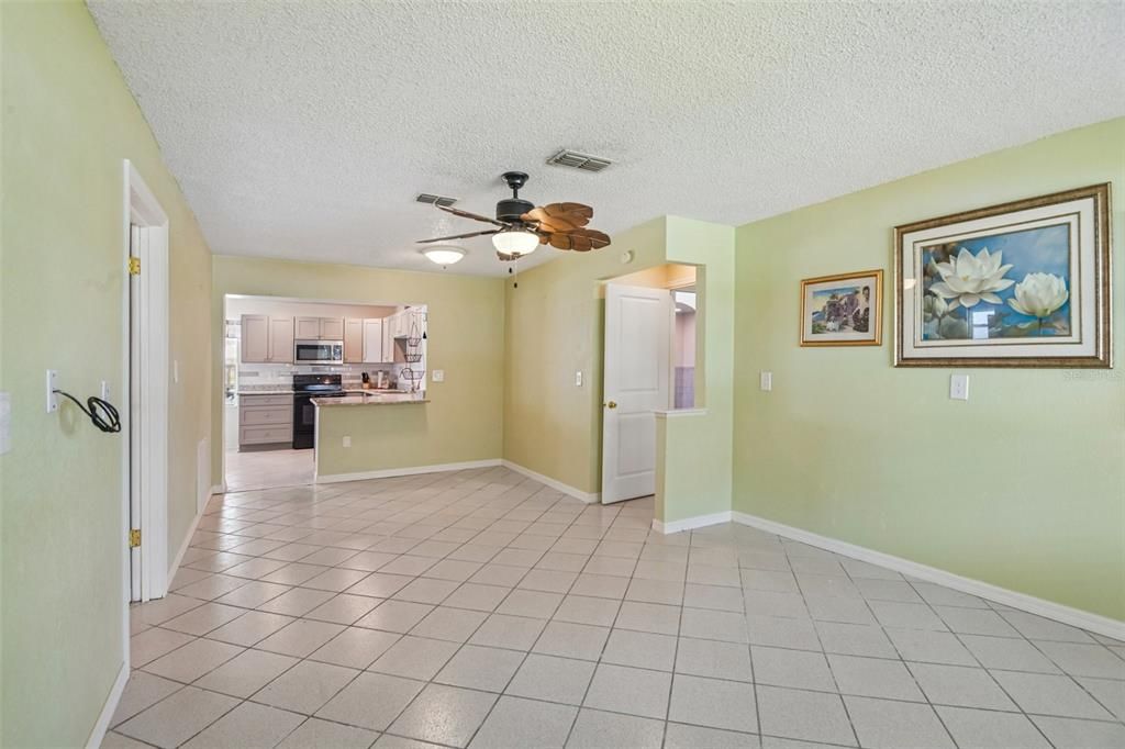 For Sale: $385,000 (2 beds, 2 baths, 1128 Square Feet)