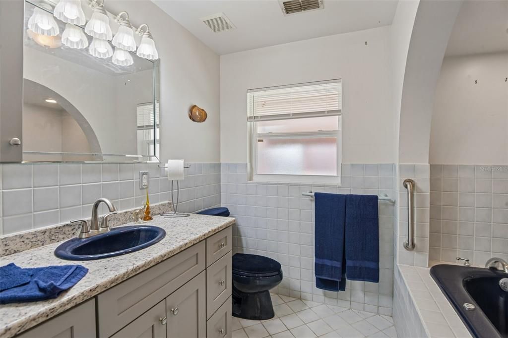 For Sale: $385,000 (2 beds, 2 baths, 1128 Square Feet)
