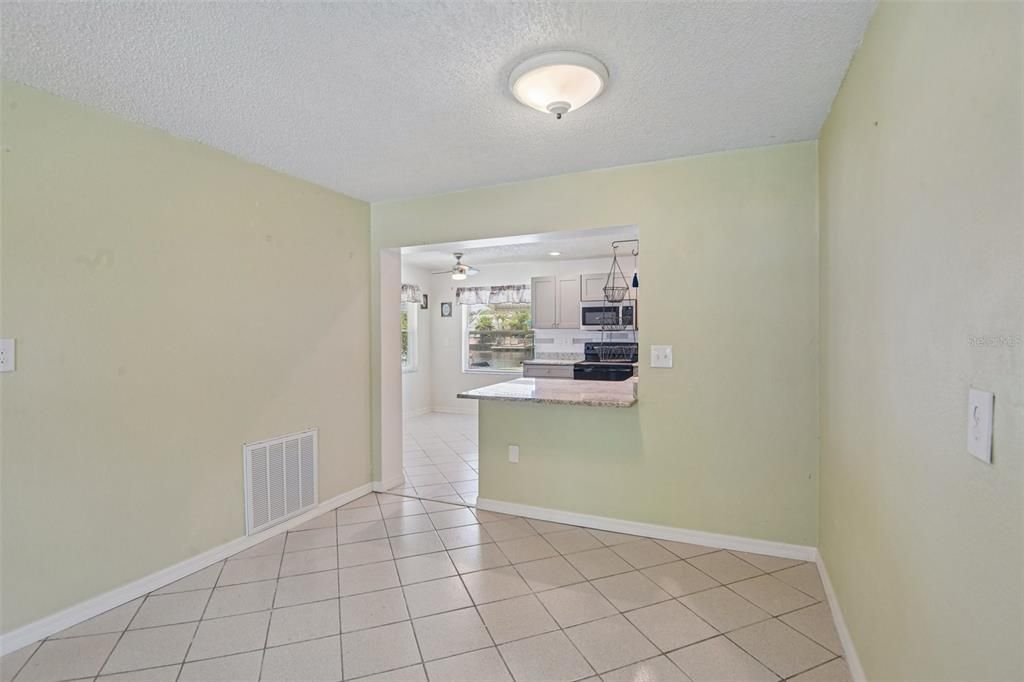 For Sale: $385,000 (2 beds, 2 baths, 1128 Square Feet)