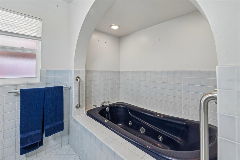 For Sale: $385,000 (2 beds, 2 baths, 1128 Square Feet)