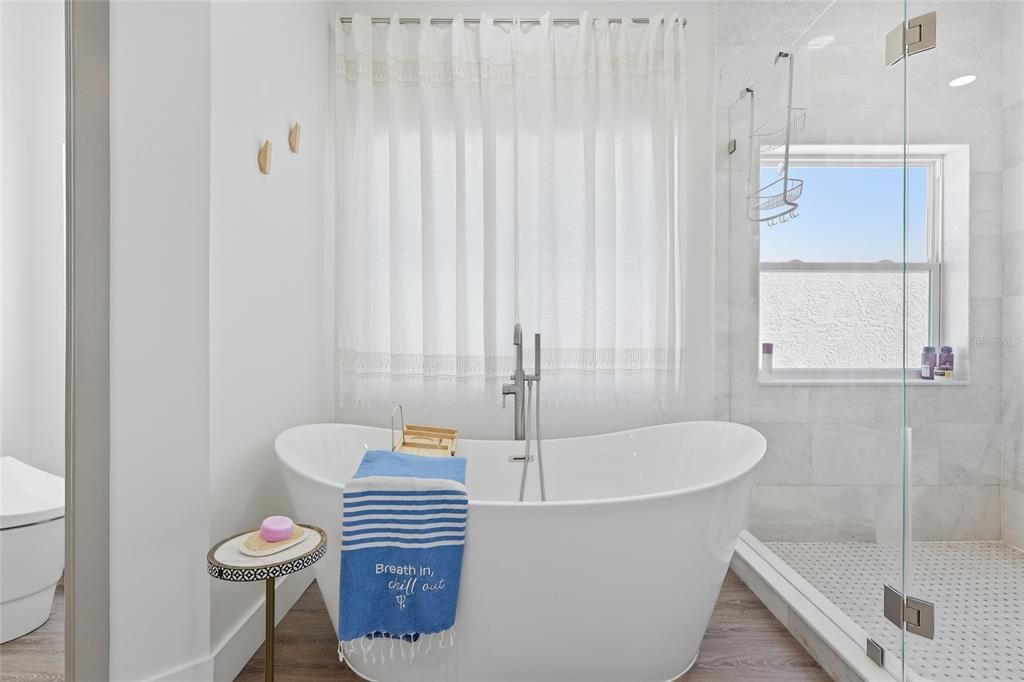 For Rent: $16,500 (6 beds, 4 baths, 3670 Square Feet)