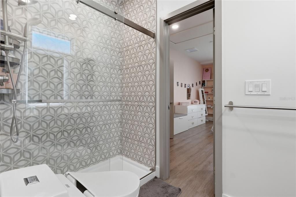 For Rent: $16,500 (6 beds, 4 baths, 3670 Square Feet)