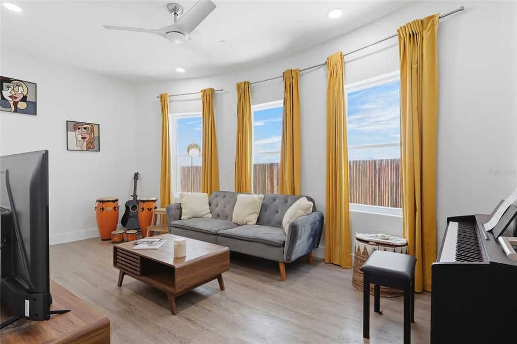 For Rent: $16,500 (6 beds, 4 baths, 3670 Square Feet)