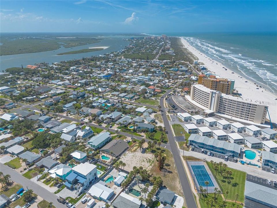 待售: $875,000 (0.42 acres)