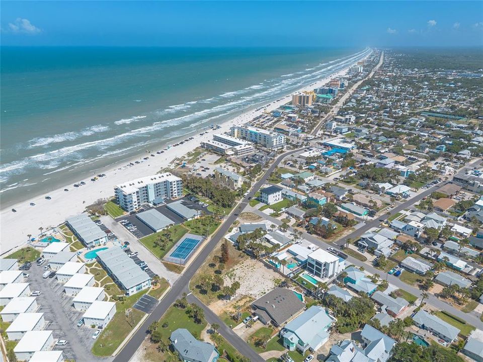 待售: $875,000 (0.42 acres)