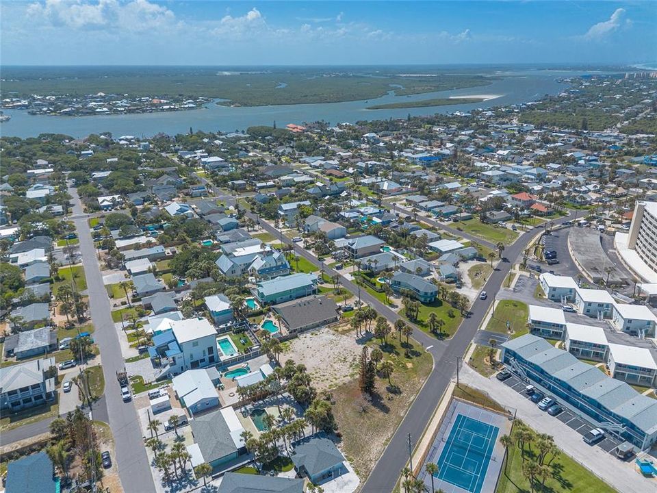 待售: $875,000 (0.42 acres)