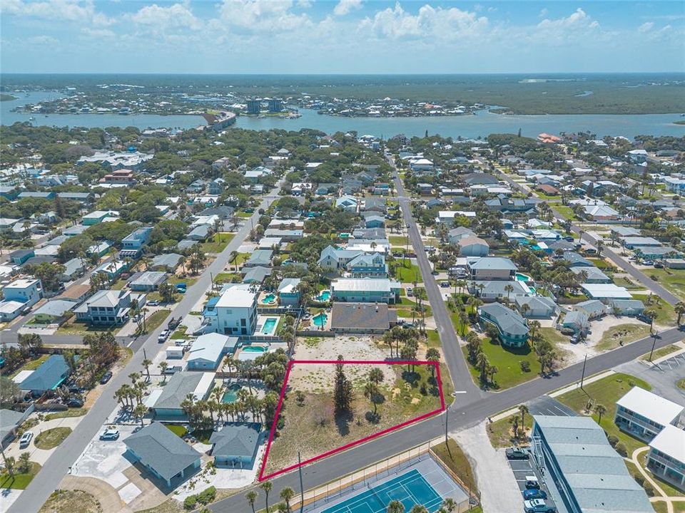 待售: $875,000 (0.42 acres)