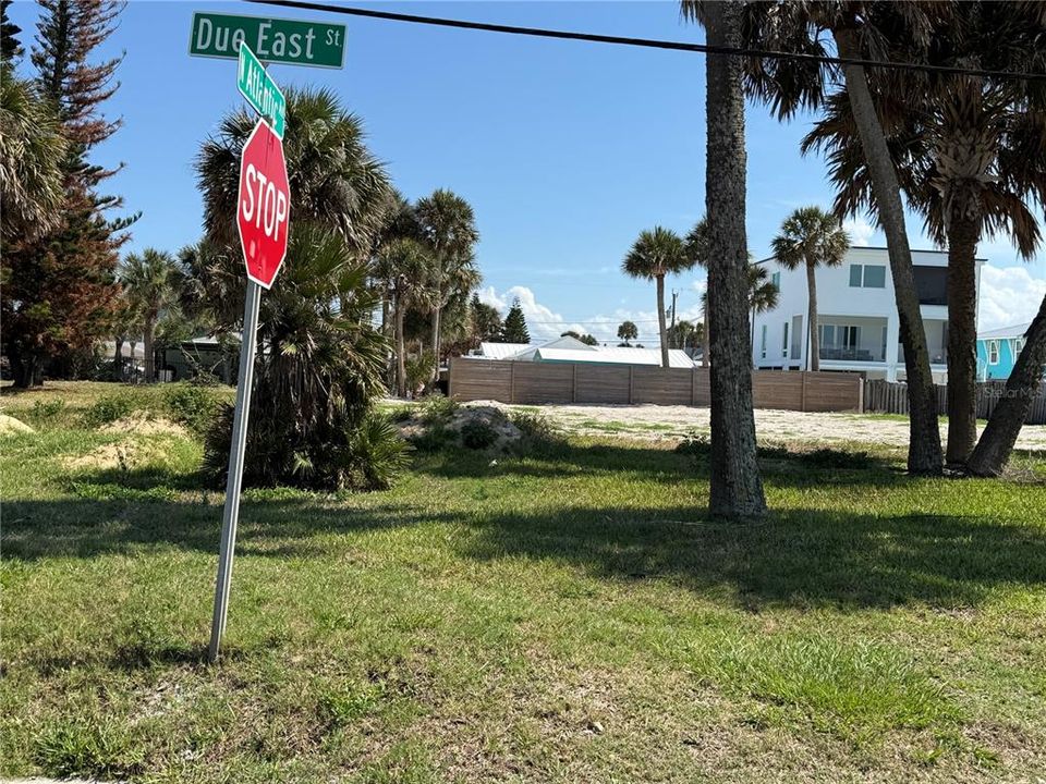待售: $875,000 (0.42 acres)