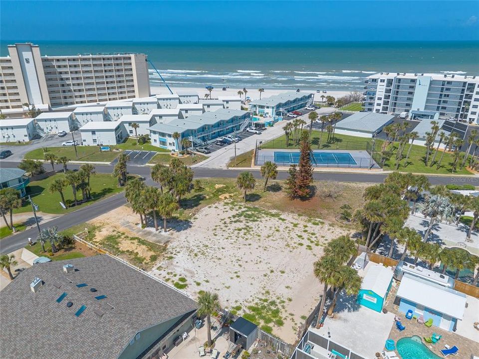 待售: $875,000 (0.42 acres)
