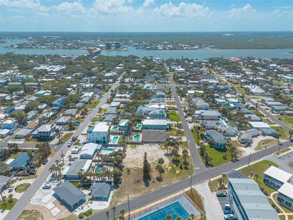 待售: $875,000 (0.42 acres)