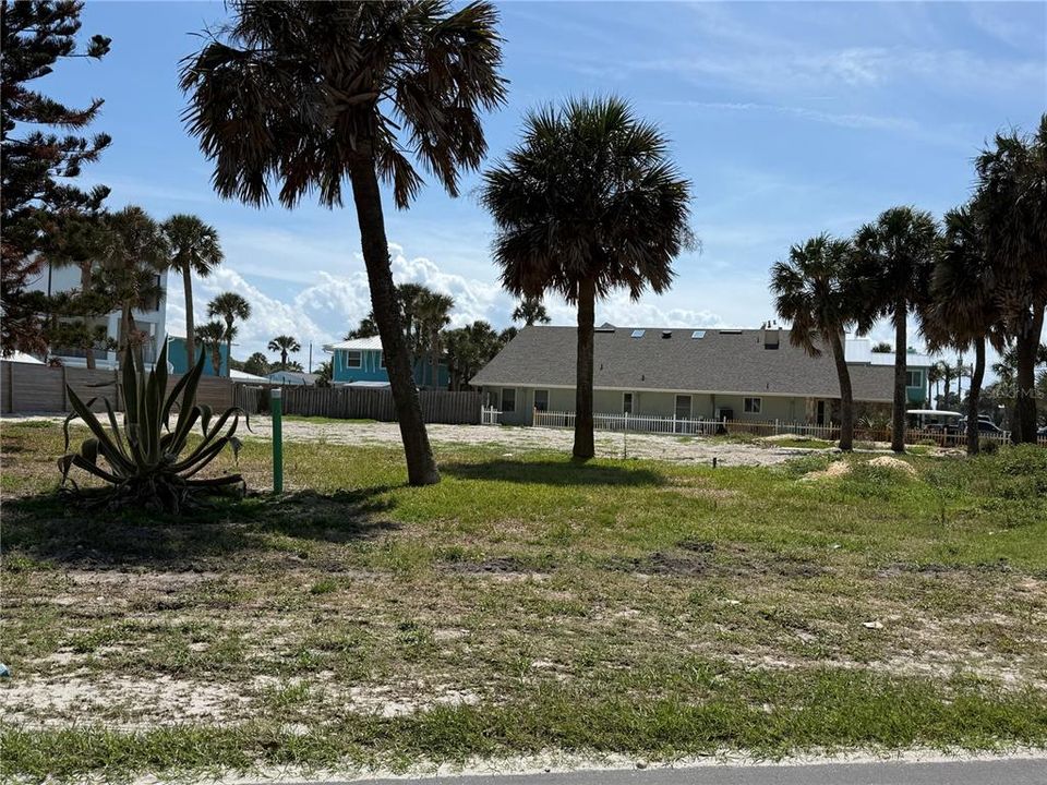 待售: $875,000 (0.42 acres)