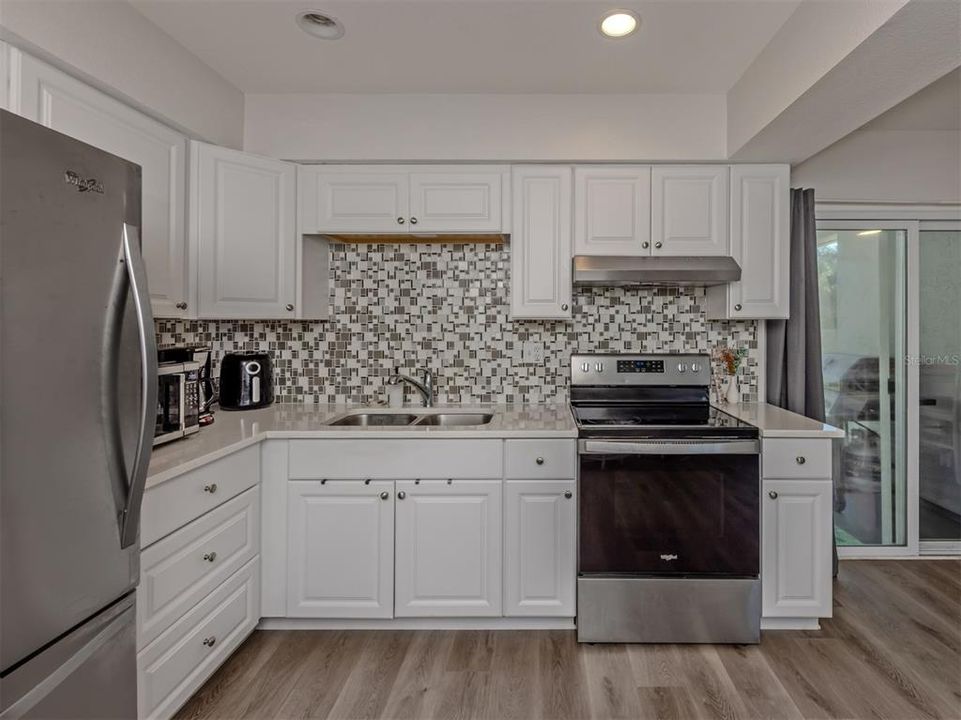 For Sale: $255,000 (2 beds, 2 baths, 912 Square Feet)
