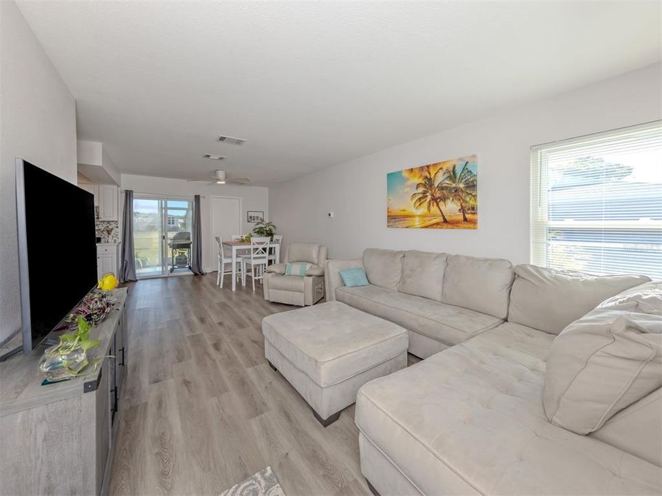 For Sale: $255,000 (2 beds, 2 baths, 912 Square Feet)