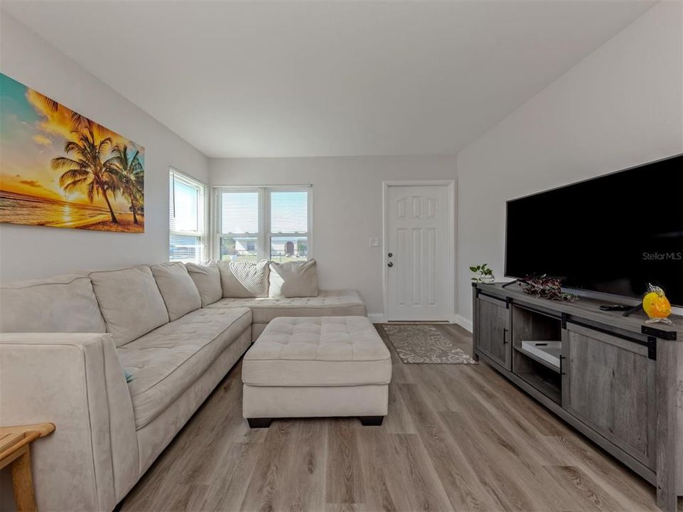 For Sale: $255,000 (2 beds, 2 baths, 912 Square Feet)