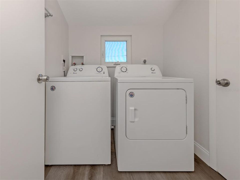 For Sale: $255,000 (2 beds, 2 baths, 912 Square Feet)